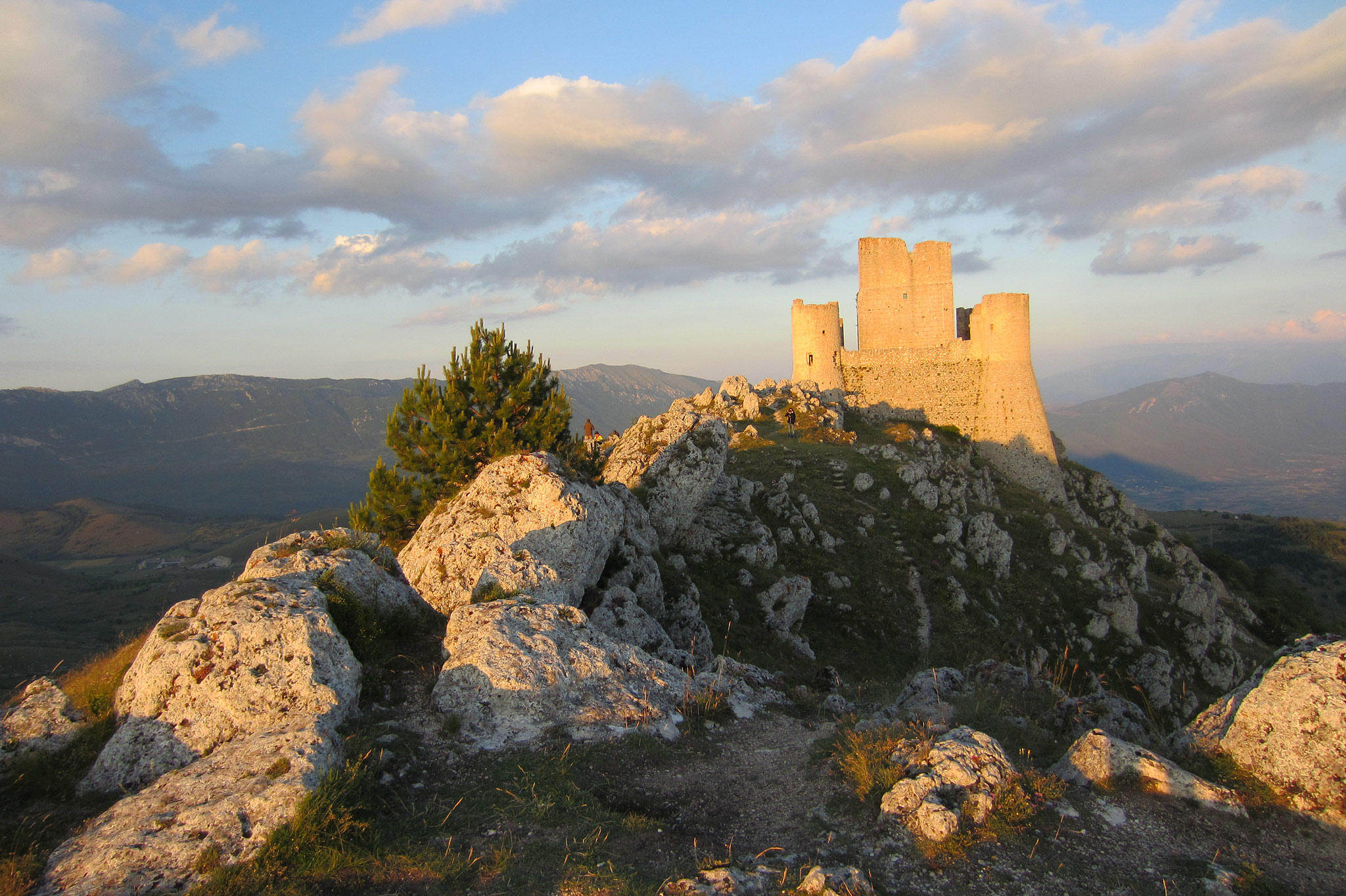 Calascio (Photo license: CC BY-NC-SA 2.0)